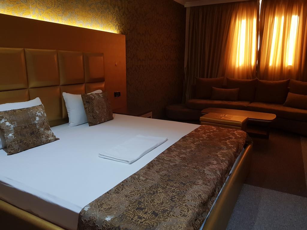 Hotel Deluxe Tirana Bagian luar foto